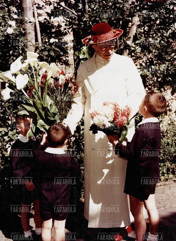 Papa Pio XII riceve fiori da alunni delle elementari, Città del Vaticano, anni 50 - Farabola Immagine digitale