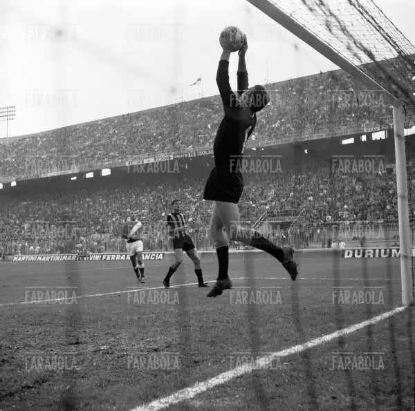 Parata di Giuliano Sarti, Inter vs Varese, 1965 - Farabola Immagine digitale