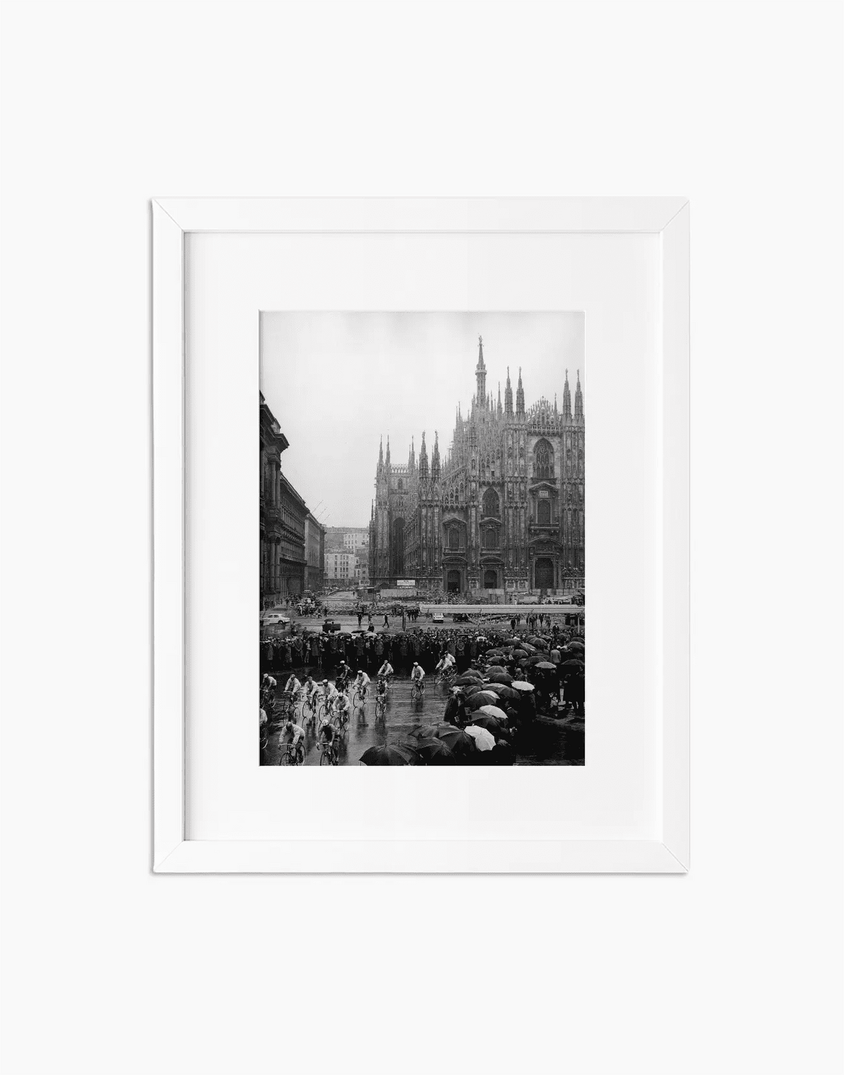 Partenza del Giro d'Italia, Milano 1962 — stampa fine art con cornice bianca