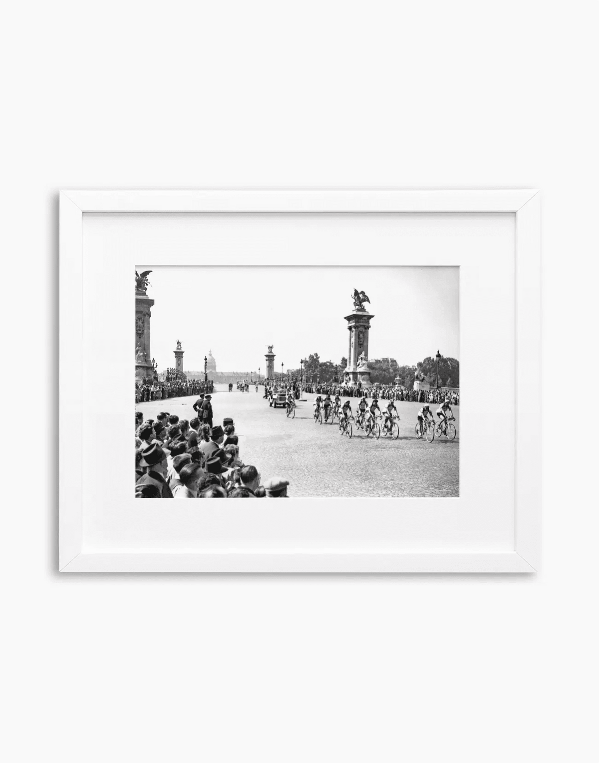 Partenza del Tour de France, Parigi 1951 — stampa fine art con cornice bianca