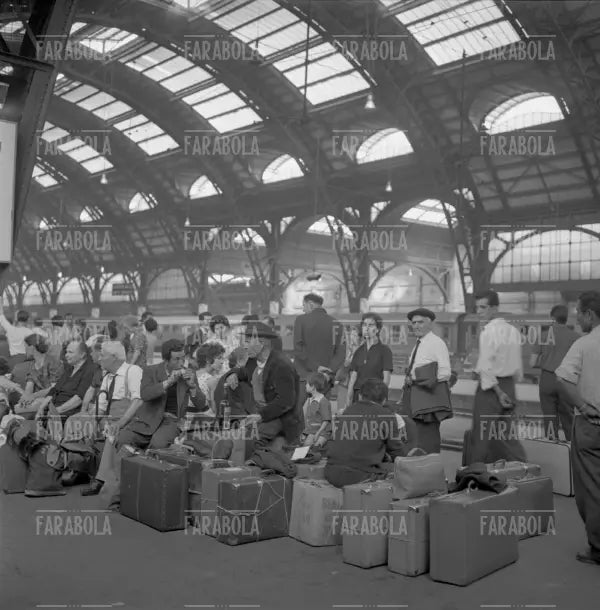 Partenza per le vacanze in Stazione Centrale, Milano, 1963 - Farabola Immagine digitale