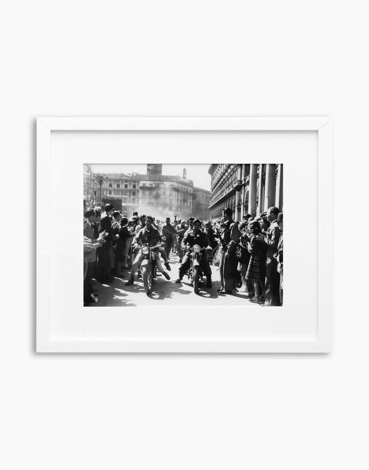 Partigiani a Milano, 1945 — stampa fine art con cornice bianca