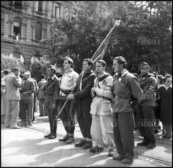 Partigiani in piazza Castello, Milano, 1945 - Farabola Immagine digitale