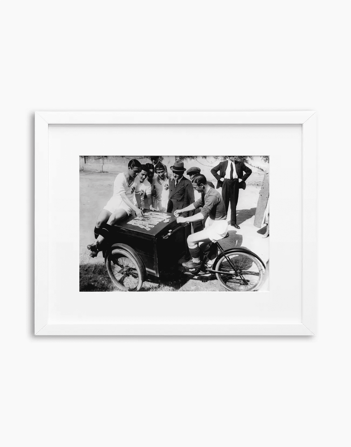 Partita a carte prima di Fiorentina-Padova, 1933 — stampa fine art con cornice bianca