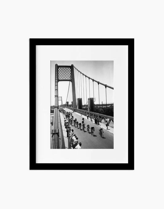 Tour de France sul Pont de Rognonas, 1951 — stampa fine art con cornice nera
