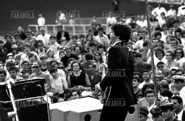 Paul McCartney, Concerto dei Beatles, Velodromo Vigorelli, Milano, 1965 - Farabola Immagine digitale