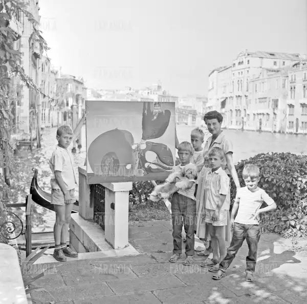 Peggy Guggenheim con La nascita dei desideri liquidi di Salvador Dalì, Venezia, 1957 - Farabola Immagine digitale