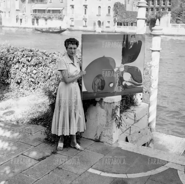Peggy Guggenheim con La nascita dei desideri liquidi di Salvador Dalì, Venezia, 1957 - Farabola Immagine digitale