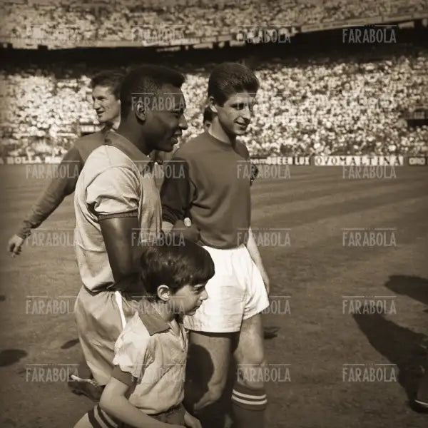 Pelè e Gianni Rivera, Italia vs Brasile, 1963 - Farabola Immagine digitale