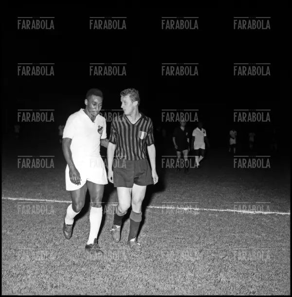 Pelé e Giovanni Trapattoni, Milan vs Santos, Trofeo Città di Milano, 1963 - Farabola Immagine digitale