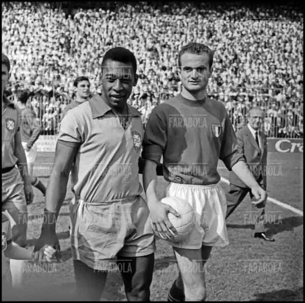 Pelé e Sandro Mazzola, amichevole Italia vs Brasile, 1963 - Farabola Immagine digitale