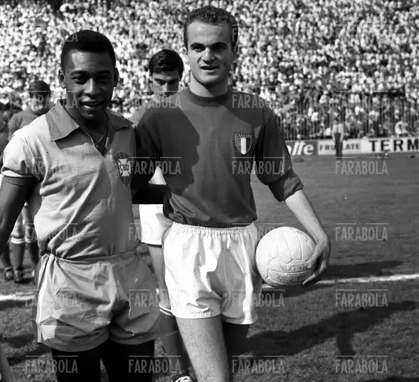 Pelé e Sandro Mazzola, amichevole Italia vs Brasile, 1963 - Farabola Immagine digitale
