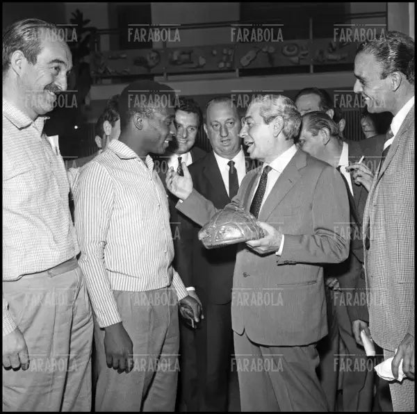 Pelé incontra il presidente dell'Inter Angelo Moratti, Milano, 1963 - Farabola Immagine digitale