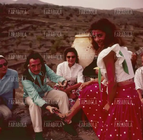 Performance di Salvador Dalì a Port Lligat, 1957 - Farabola Immagine digitale