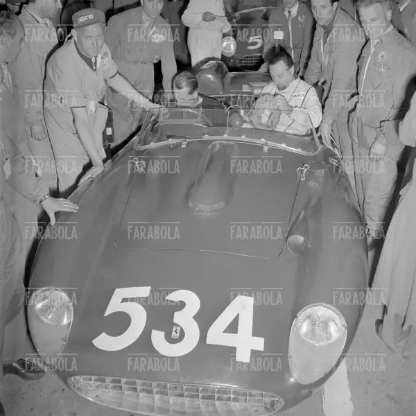 Peter Collins su Ferrari 335 S, Mille Miglia, 1957 - Farabola Immagine digitale