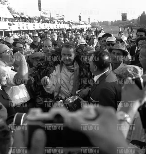 Phil Hill campione del mondo con la Ferrari, Gp di Monza, 1961 - Farabola Immagine digitale