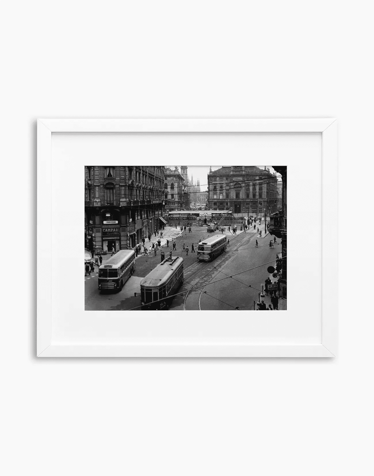 Piazza Cordusio, Milano 1960 — stampa fine art con cornice bianca