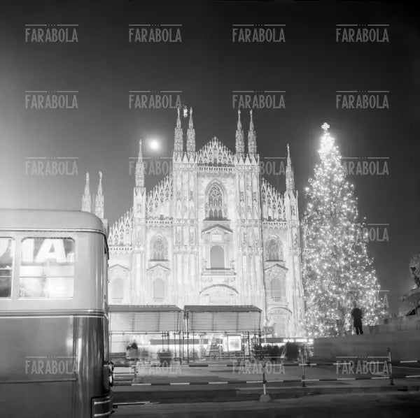 Piazza del Duomo a Natale, Milano, 1962 - Farabola Immagine digitale