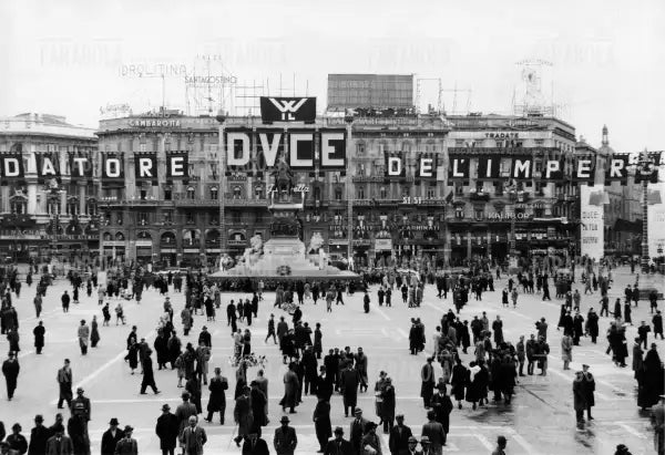 Piazza del Duomo addobbata per la visita di Mussolini, Milano, 1937