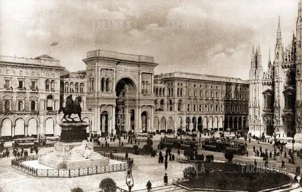 Piazza del Duomo e Galleria Vittorio Emanuele II, Milano, primi 900 - Farabola Immagine digitale