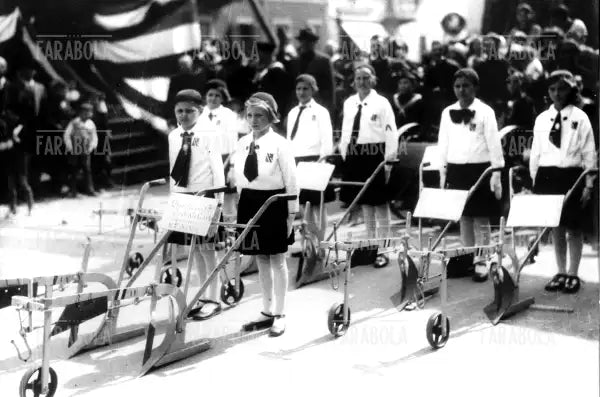 Piccole italiane consegnano aratri al Federale di Milano, 1937 - Farabola Immagine digitale