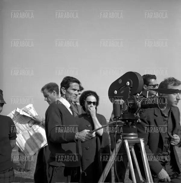 Pier Paolo Pasolini e Laura Betti sul set del film Ro.Go.Pa.G, 1962 - Farabola Immagine digitale