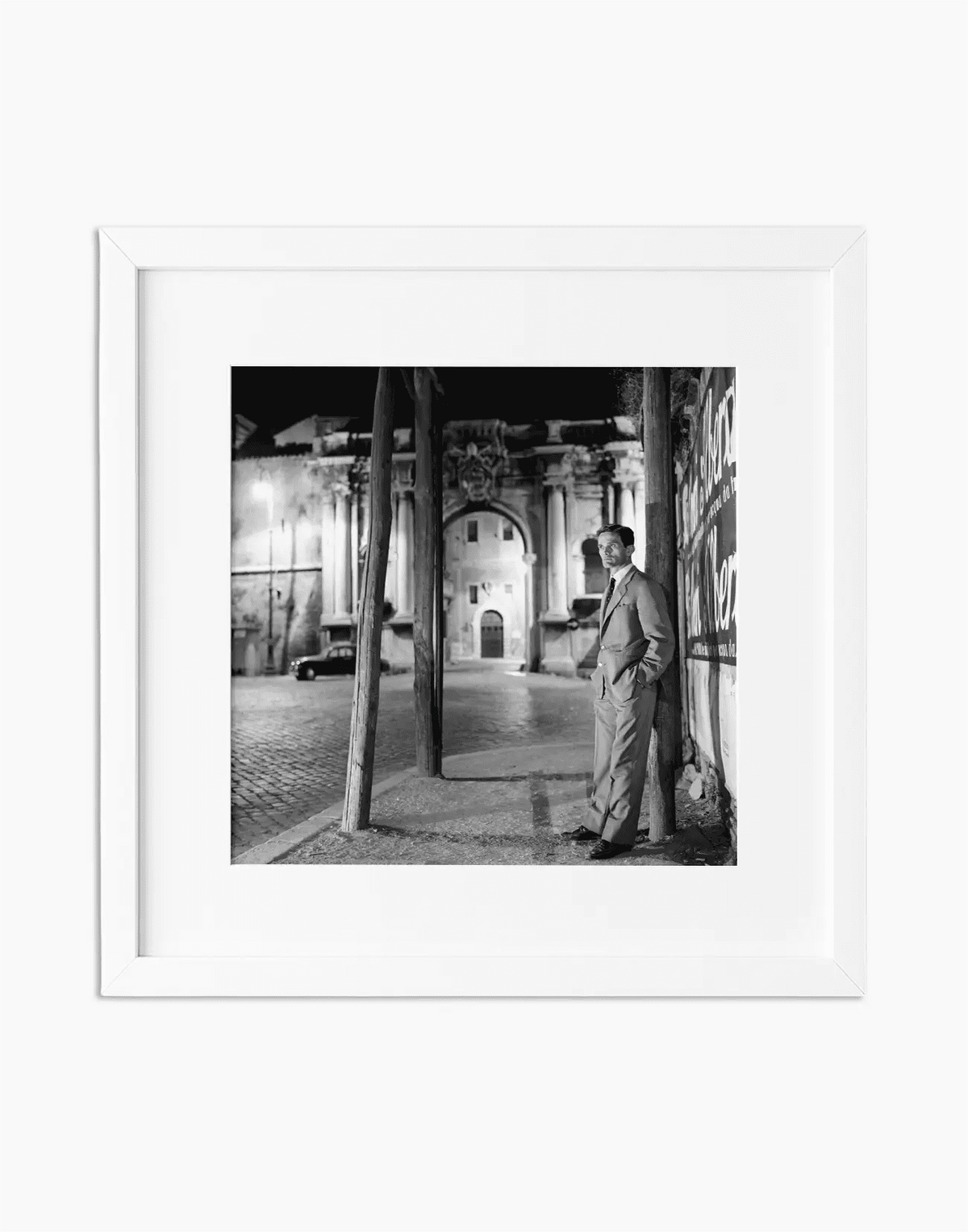 Pier Paolo Pasolini, Roma 1960 — stampa fine art con cornice bianca
