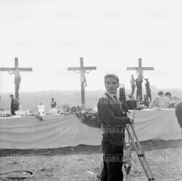 Pier Paolo Pasolini sul set del film Ro.Go.Pa.G, 1962 - Farabola Immagine digitale