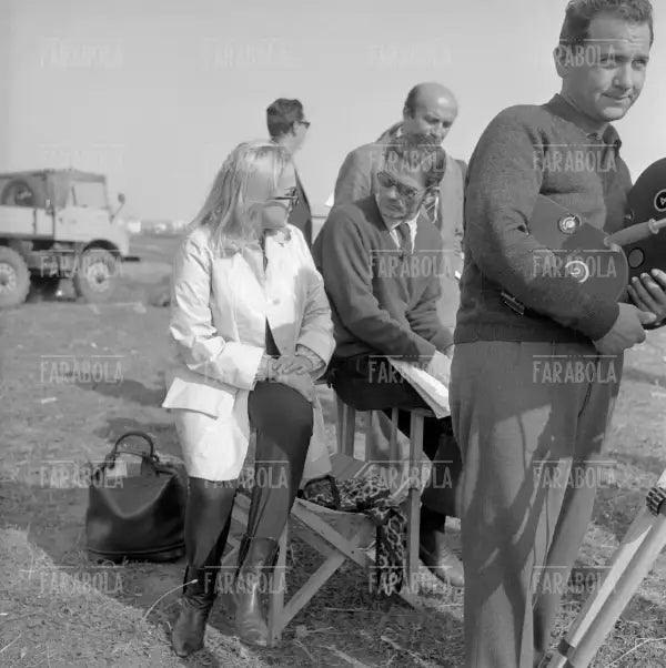 Pier Paolo Pasolini sul set del film Ro.Go.Pa.G, 1962 - Farabola Immagine digitale