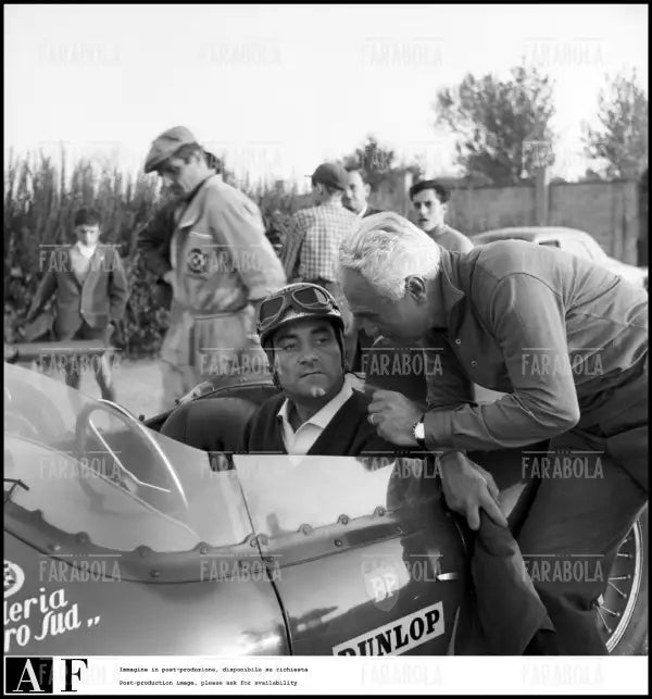 Piero Taruffi e Giorgio Scarlatti al corso di perfezionamento per piloto di Taruffi, Modena, 1959 - Farabola Immagine digitale