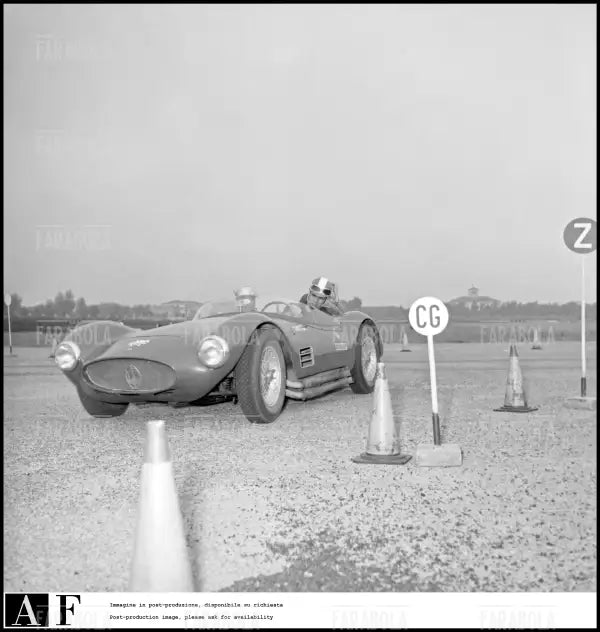 Piero Taruffi e Maurizio Arena su una Maserati, 1960 - Farabola Immagine digitale