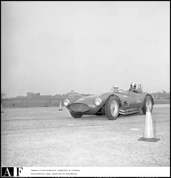 Piero Taruffi e Maurizio Arena su una Maserati, 1960 - Farabola Immagine digitale