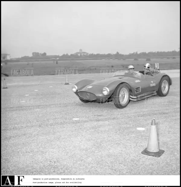 Piero Taruffi e Maurizio Arena su una Maserati, 1960 - Farabola Immagine digitale