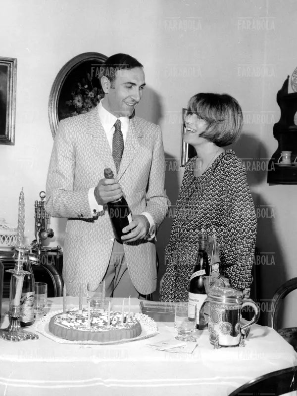 Pippo Baudo con la moglie Angela Lippi festeggia 34 anni, Milano, 1970