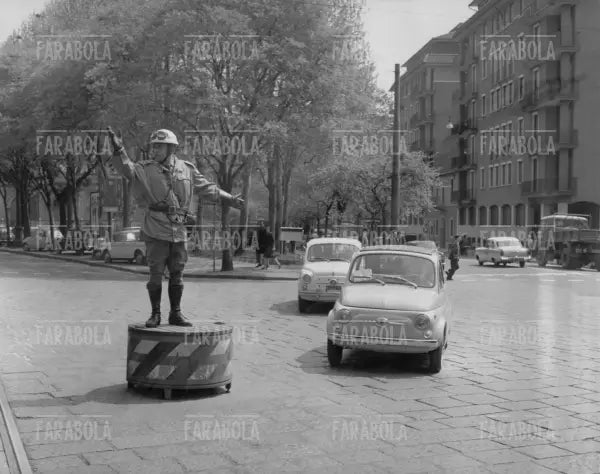 Polizia stradale in Foro Bonaparte, Milano, 1967 - Farabola Immagine digitale