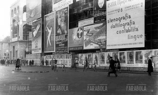Prime pubblicità a Milano, 1947 - Farabola Immagine digitale