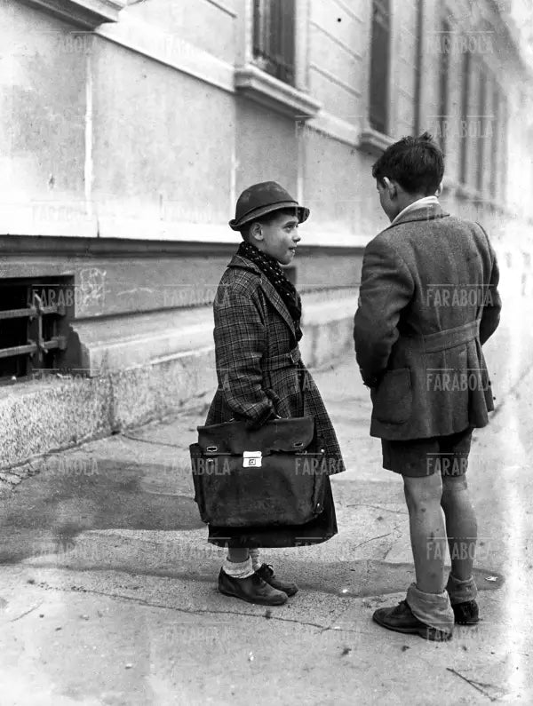 Primo giorno di scuola, Milano, 1945 - Farabola Immagine digitale