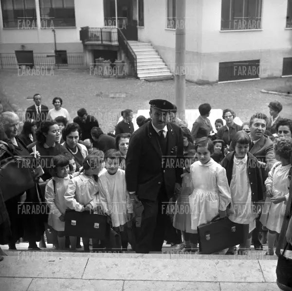 Primo giorno di scuola, Milano, anni 50 - Farabola Immagine digitale