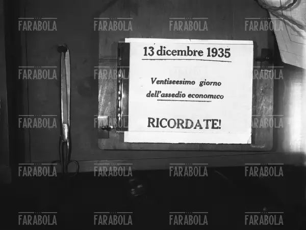 Propaganda contro le sanzioni economiche, Roma, 1935 - Farabola Immagine digitale