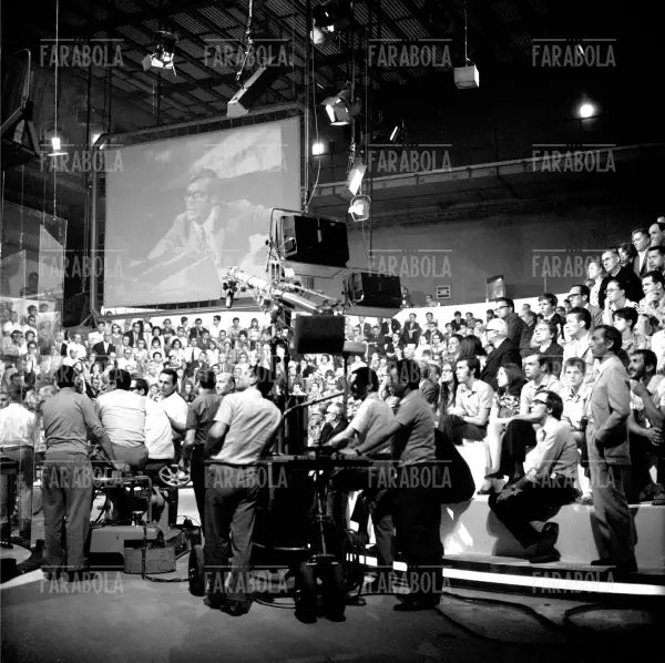 Pubblico negli studi televisivi segue Tito Stagno commentare lo sbarco sulla Luna, 1969 - Farabola Immagine digitale