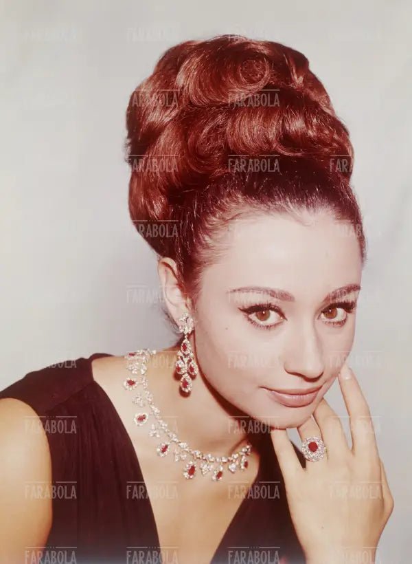 Raffaella Carrà con gioielli Buccellati, anni 60 - Farabola Immagine digitale