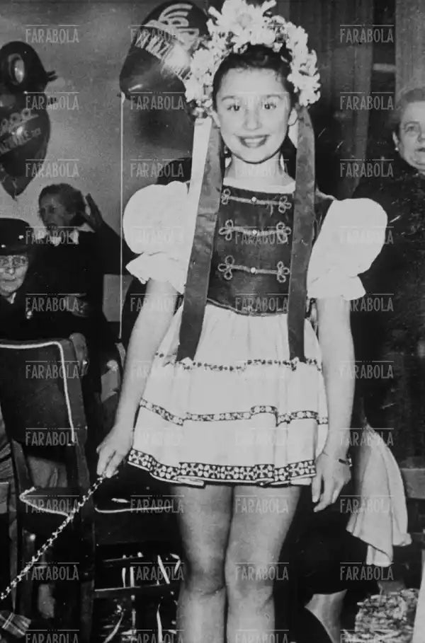 Raffaella Carrà da bambina, anni 40 - Farabola Immagine digitale