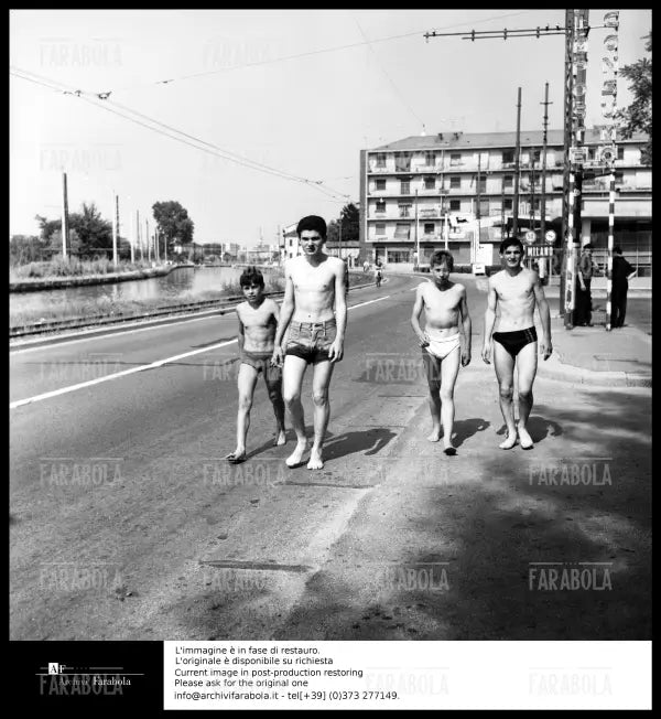 Ragazzi al Naviglio, Milano, 1961 - Farabola Immagine digitale