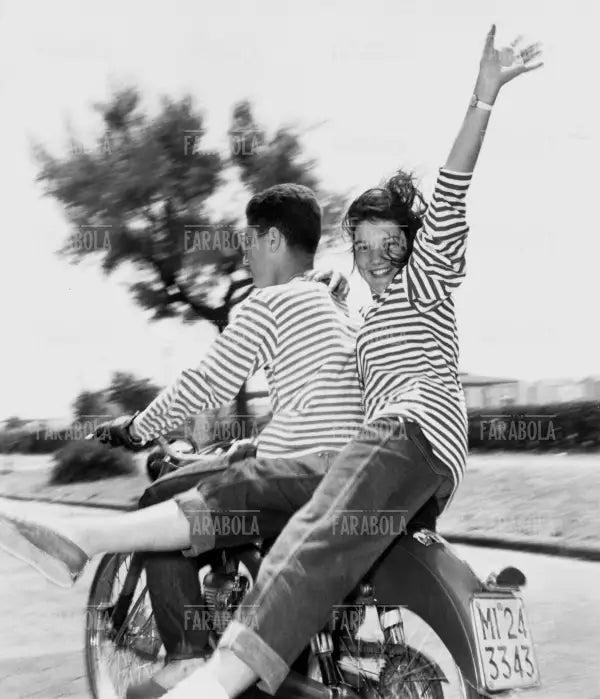 Ragazzi su una moto, 1955 - Farabola Immagine digitale