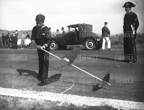 Ragazzo prepara il suo apparecchio alla gara di aeromodelli, Roma, 1931 - Farabola Immagine digitale