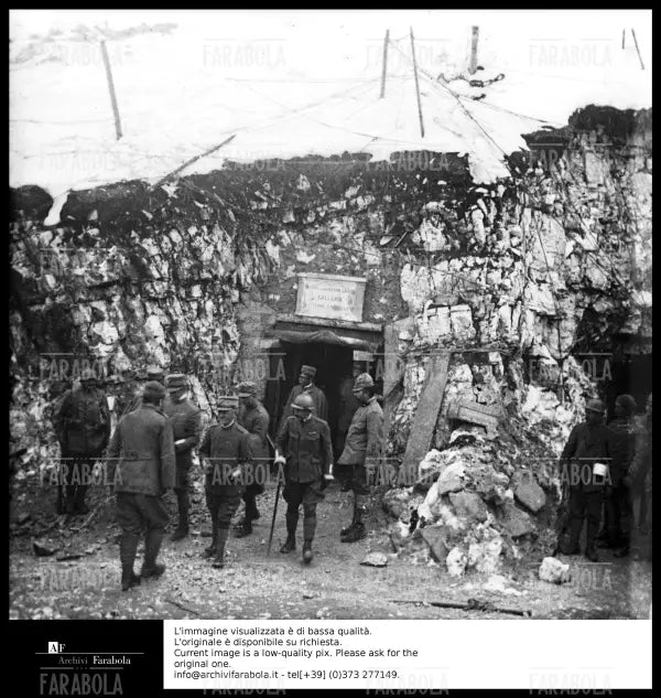 Re Vittorio Emanuele III visita la Galleria di Cima Grappa, 1918 - Farabola Immagine digitale