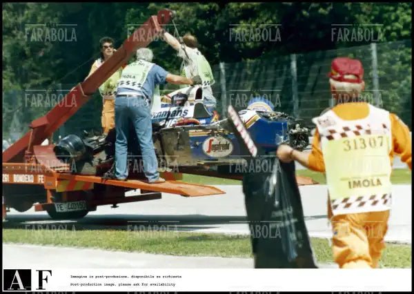 Rimozione della Williams di Senna dopo l'incidente mortale, Gp di San Marino, 1994 - Farabola Immagine digitale