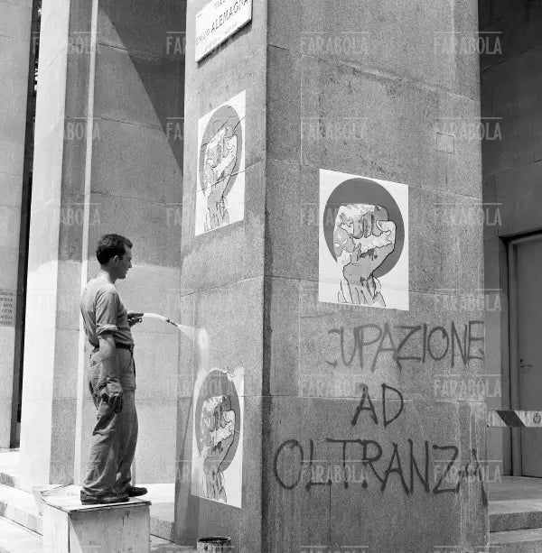 Rimozione manifesti e scritte alla Triennale di Milano, 1968