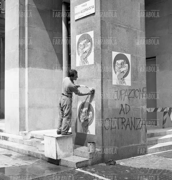 Rimozione manifesti e scritte alla Triennale di Milano, 1968