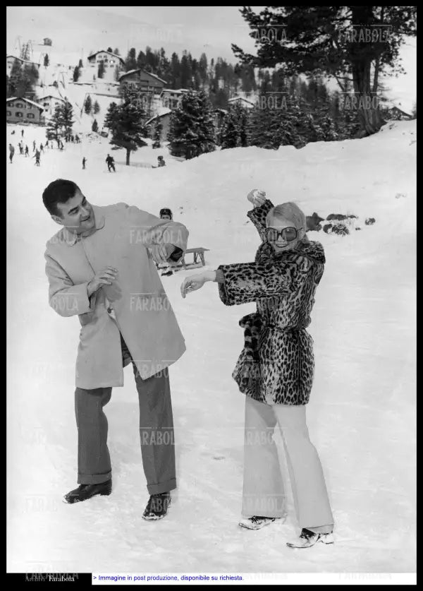Rita Pavone e Teddy Reno in montagna, anni 70 - Farabola Immagine digitale